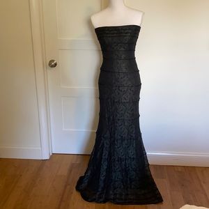 Strapless Tadashi mermaid gown black and emerald green lace. Gorgeous fit !